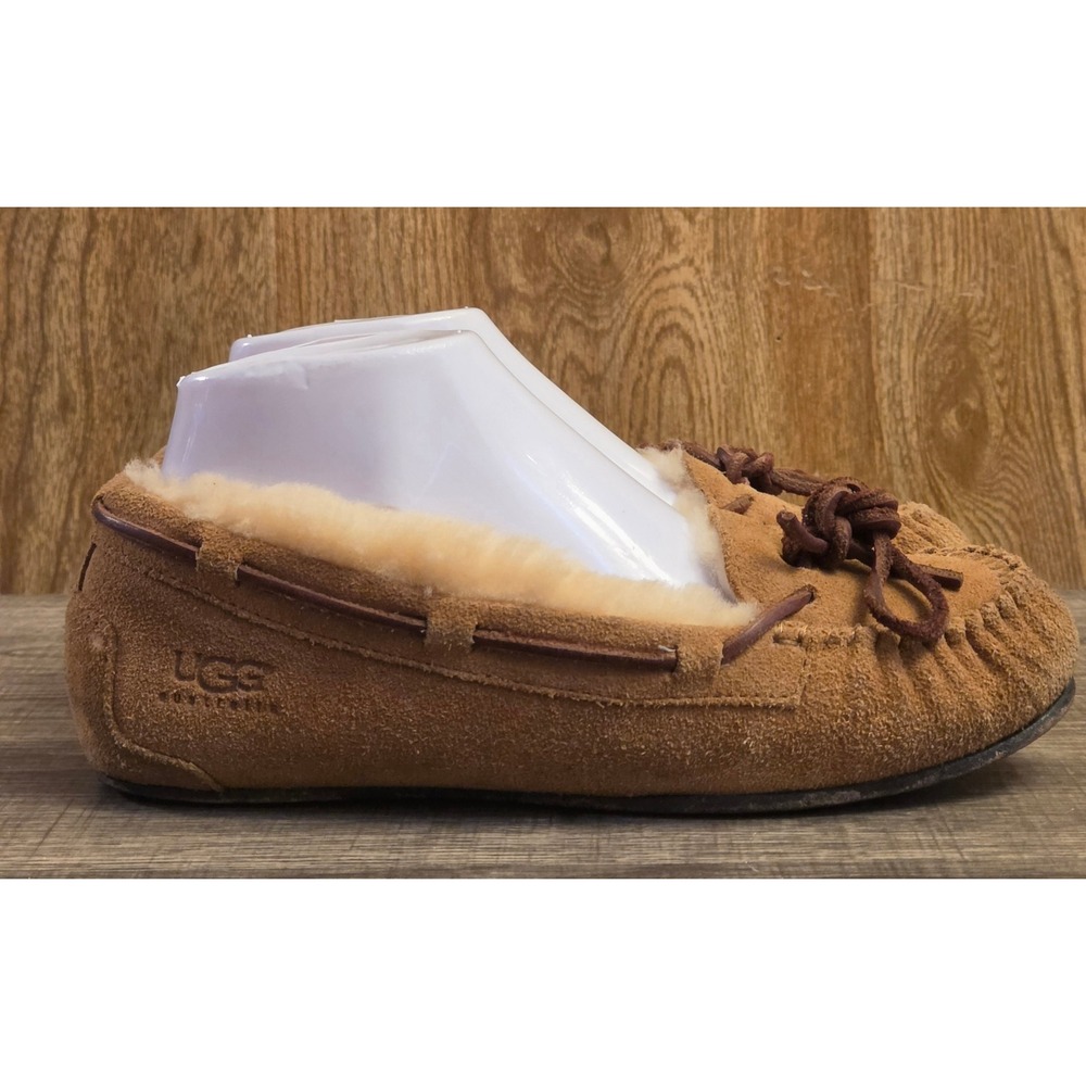 UGG Dakota Moccasin Slippers Womens Size 6 Brown Shearling Lined Leather‎